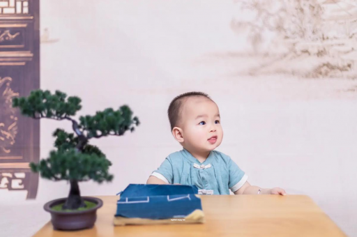 哈密怀孕肚子中间凹两边凸