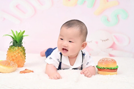 哈密宝宝在妈妈肚子里